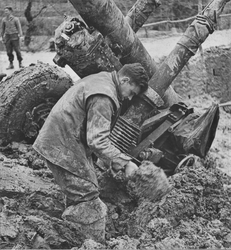 British artilleur efface провалившуюся dans la boue de 4,5 pouces de canon