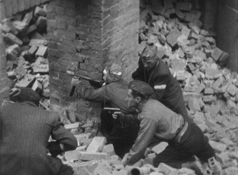 Le groupe des participants de l'insurrection de Varsovie se cache dans les ruines de la maison
