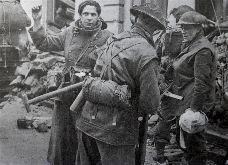 Prisonnier de guerre allemand et britannique des soldats dans la ville de Clèves