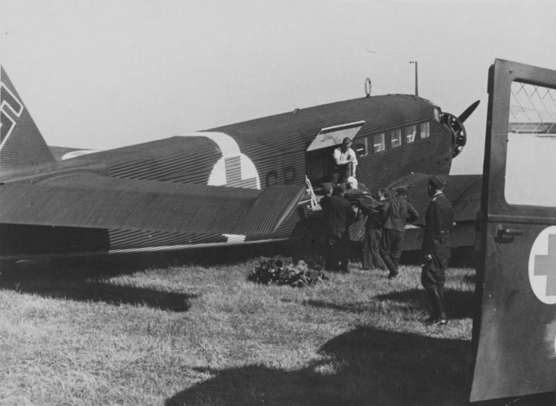 Chargement de blessés en allemand sanitaire avion Junkers ju 52