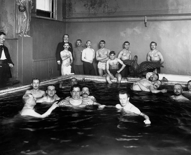 Dans l’école de la piscine, 1913, Saint-Pétersbourg Empire russe