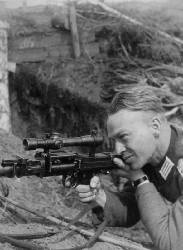Hauptmann de la wehrmacht but de la mitrailleuse MG 34, équipé d'soviétique de visée NE