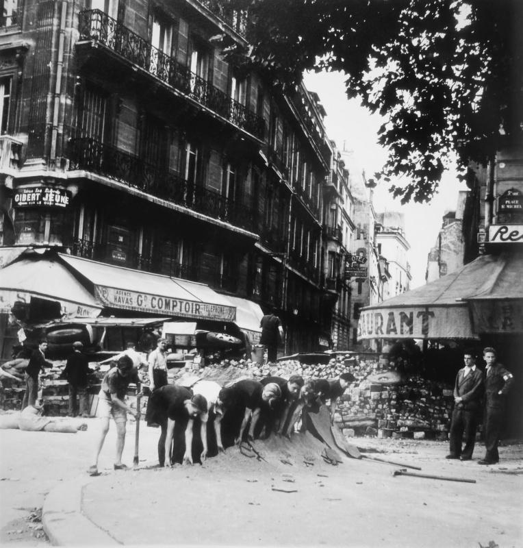 La construction de la barricade de la rue de la Ушетт à Paris en août 1944
