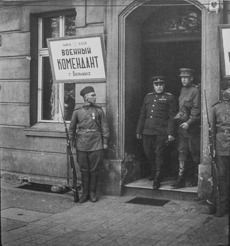 Le premier commandant de Berlin, le général-colonel N. Берзарин sort de l'immeuble du commandant [2]