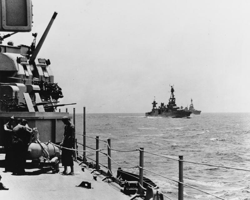 Américains croiseurs lourds dans la mer sur la voie de la Гуадалканалу