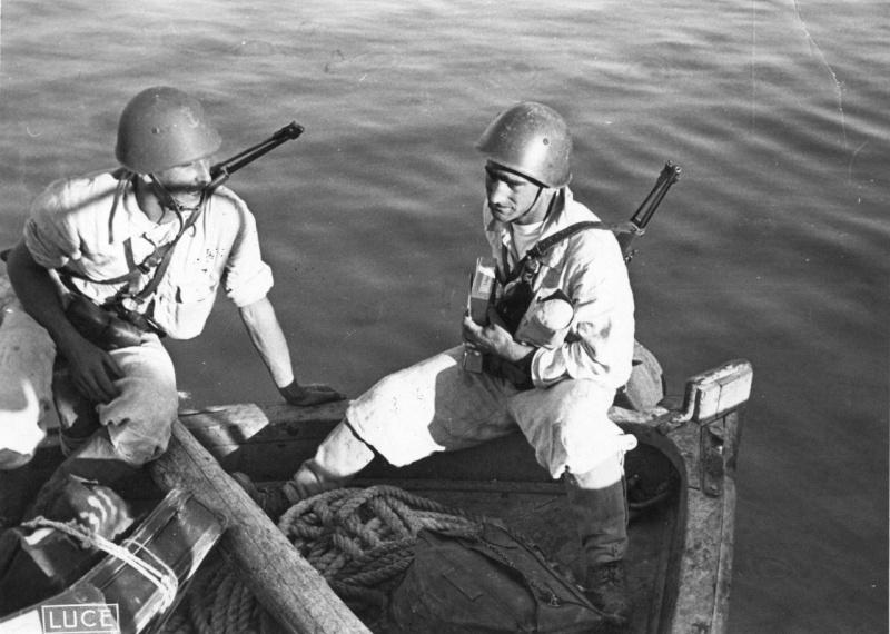 Les soldats italiens dans un bateau au large des côtes de la Crète, dans le quartier de Sitia