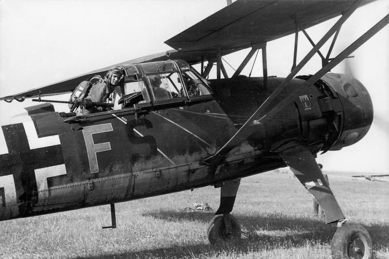 L'équipage à bord d'un avion allemand Henschel Hs.126