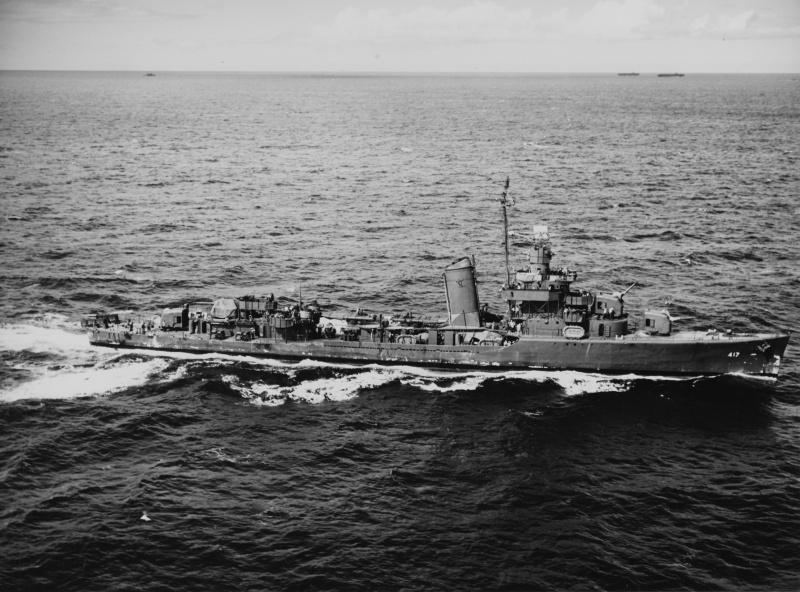 Un destroyer américain «Morris» dans la natation dans l'océan pacifique