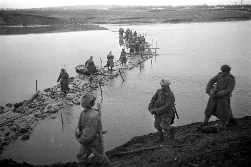 Les combattants de la 3e front Ukrainien construisent des gués de la rivière Ingulets