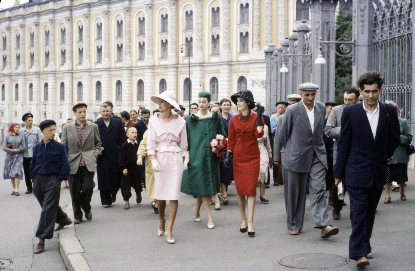 Dior les modèles dans les rues de Soviétique, Moscou, 1959