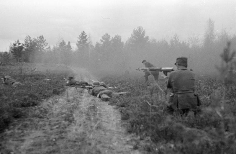 Le finlandais infanterie mène la bataille avec les pièces de l'armée rouge dans le quartier de Кончозера