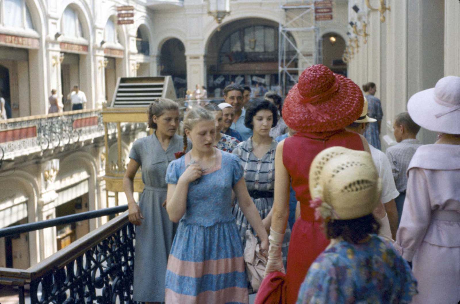 Dior les modèles dans les rues de Soviétique, Moscou, 1959
