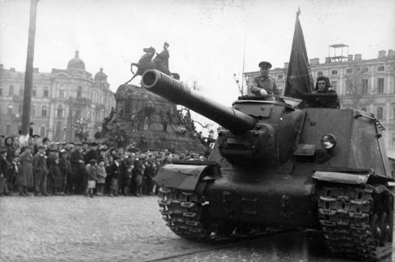 Les soviétiques SAU SU-152 se déplacent sur le défilé devant le monument de Bohdan Khmelnytsky à Kiev [2]