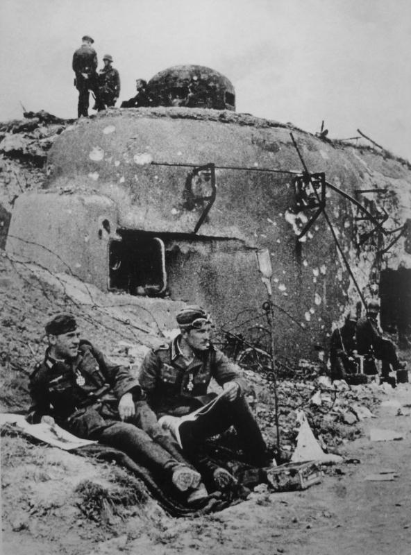 Les soldats allemands de pris Dota de la ligne Maginot