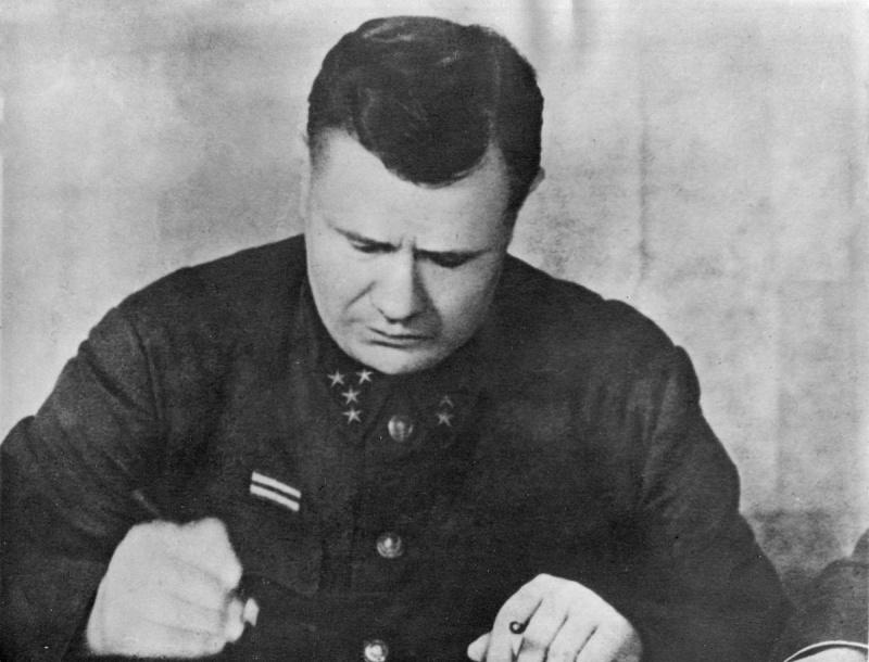 Le vice-commandant du front Ouest, le général-colonel Eremenko au bureau