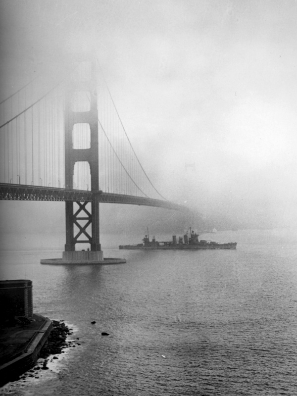 Américain croiseur lourd «San Francisco» passe sous le pont du Golden Gate