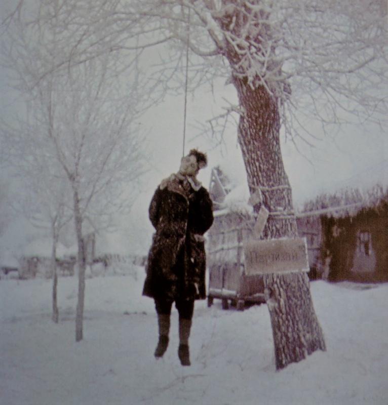 Le corps soviétique partisane, pendu à un arbre