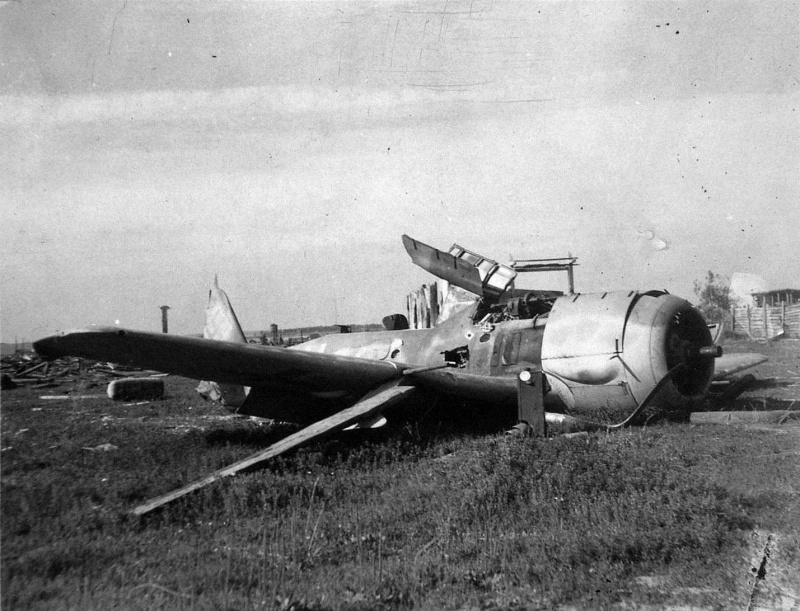 En partie разукомплектованный et jeté chasseur allemand de Fw.190 sur l'aérodrome de minsk