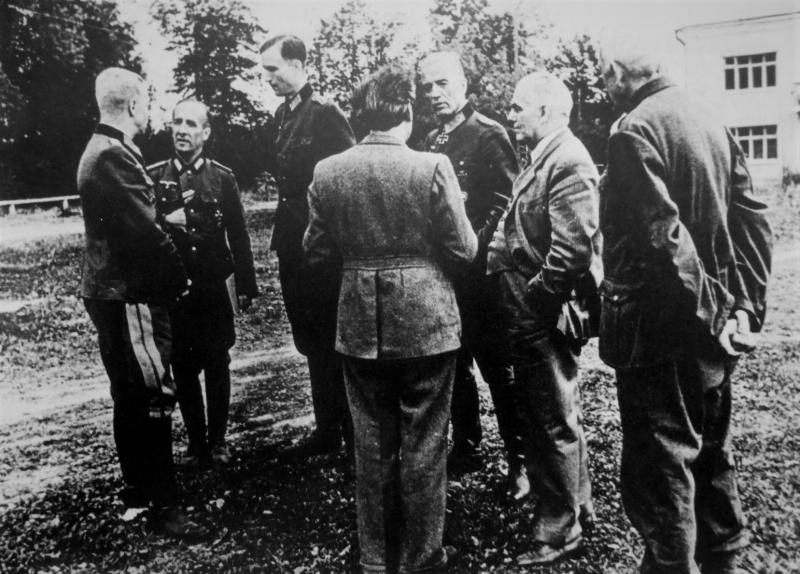 Erich Вайнерт et Guillaume Pic conversent avec les prisonniers les officiers et les généraux de la wehrmacht