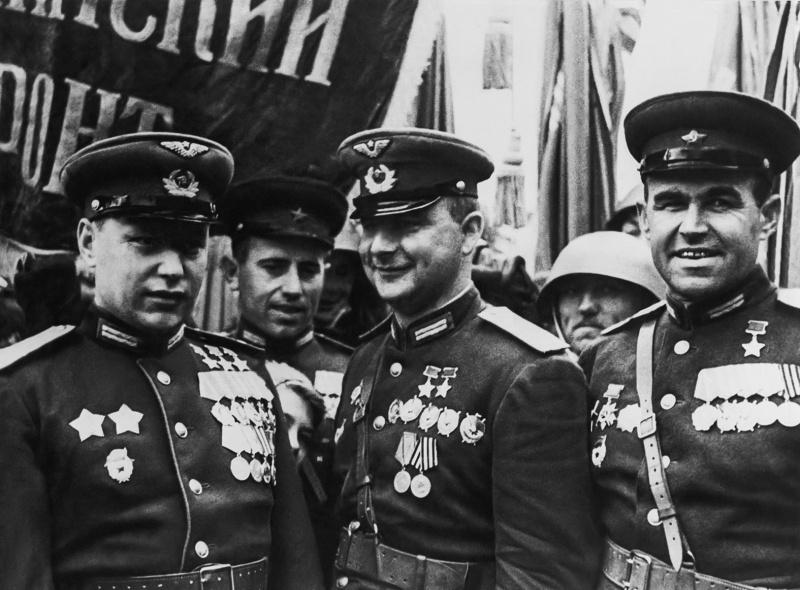 Drapeaux du groupe consolidé du régiment le 1er front Ukrainien sur la Parade de la Victoire [2]