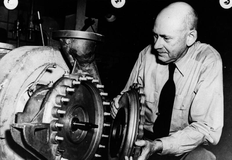 Le chercheur américain Robert Goddard regarde la partie moteur de la fusée allemande «v2»