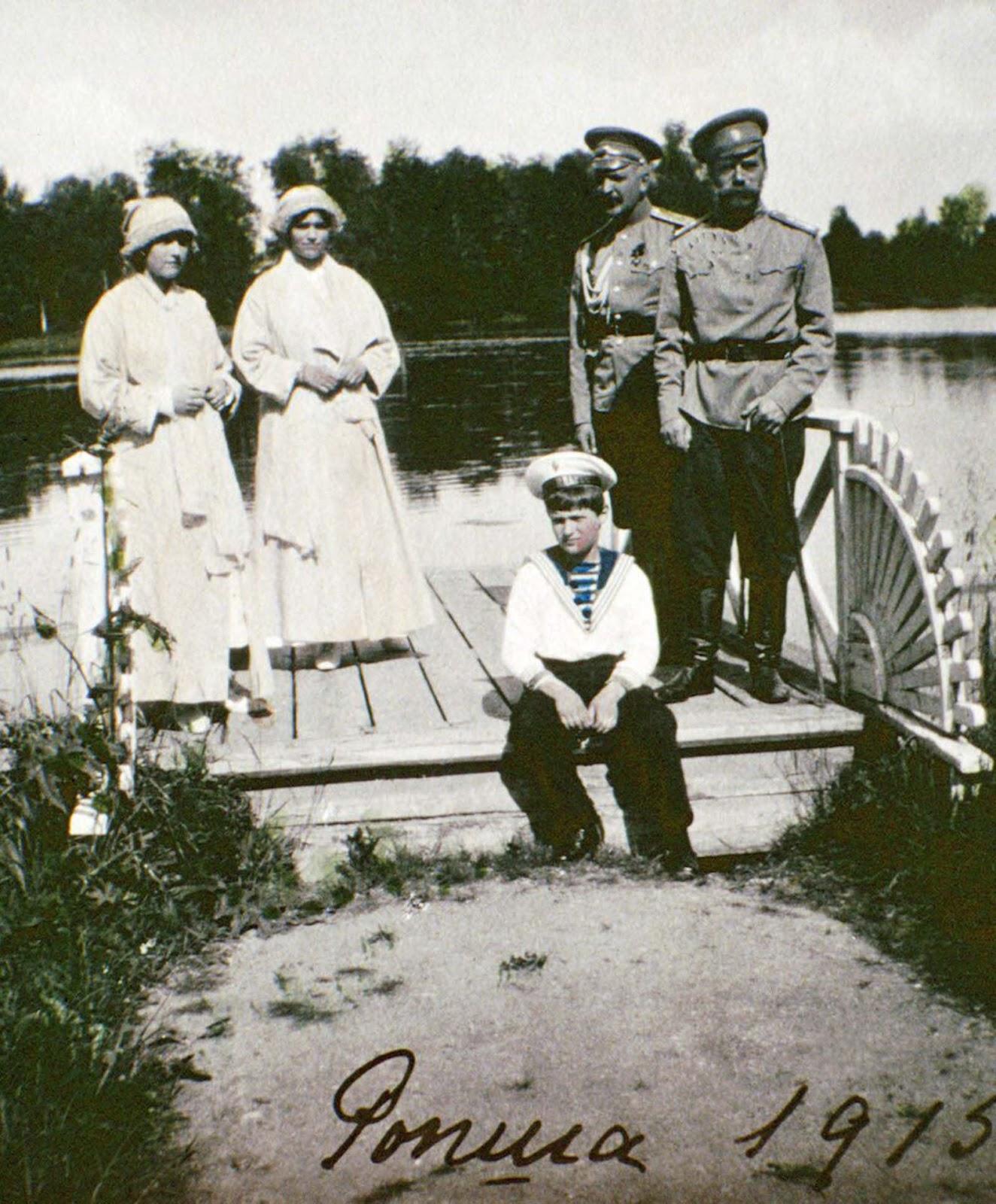 Des photos intimes de Romanov, peu de temps avant leur exécution, 1915-1916