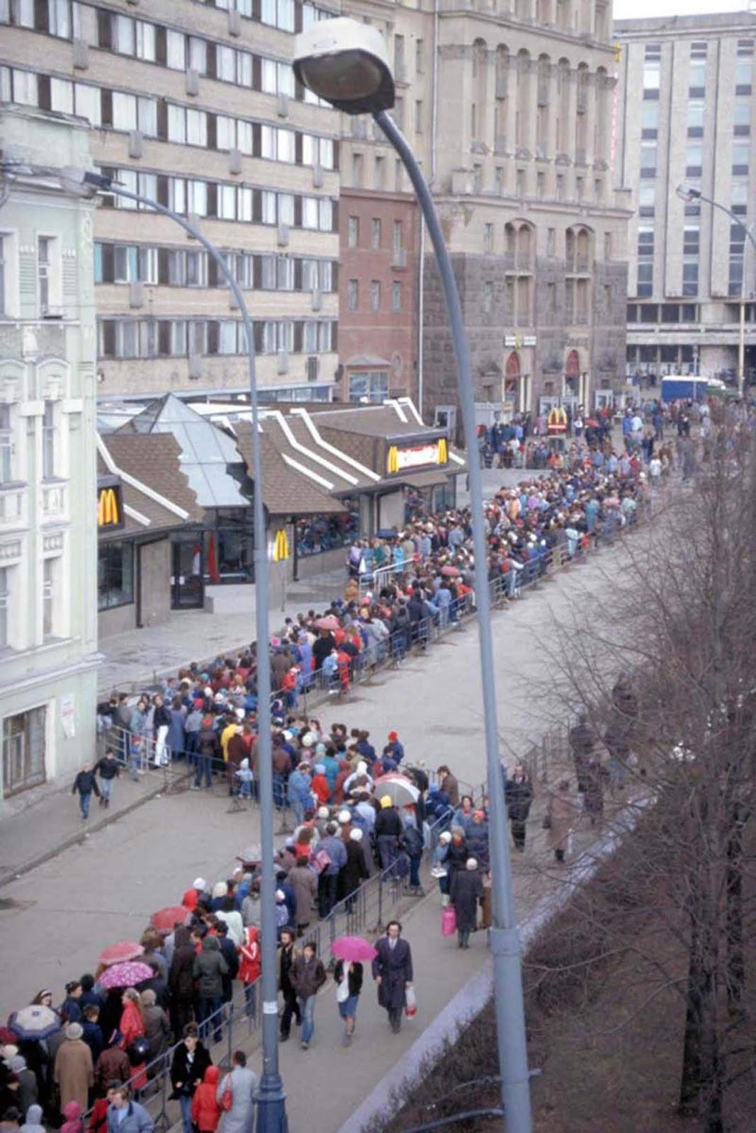 Le premier Mcdonald's à Moscou, qui a poussé la ville folle, 1990