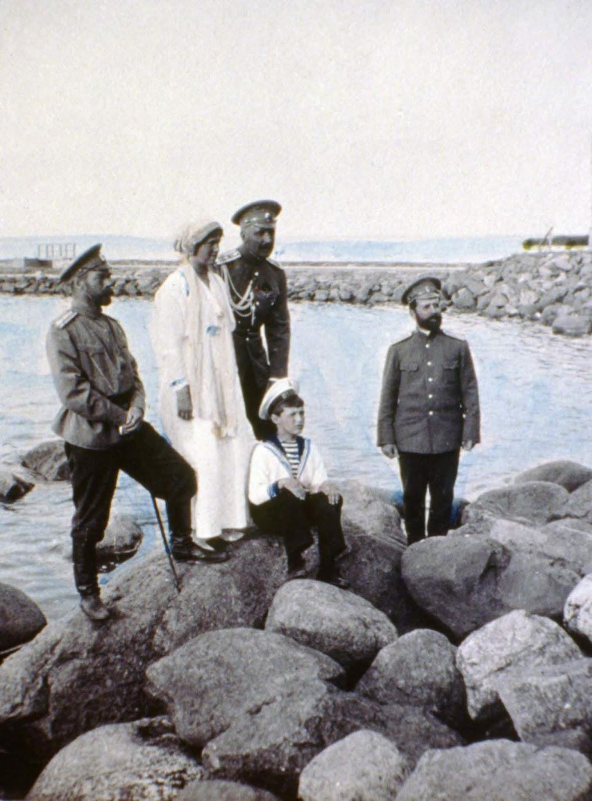 Des photos intimes de Romanov, peu de temps avant leur exécution, 1915-1916