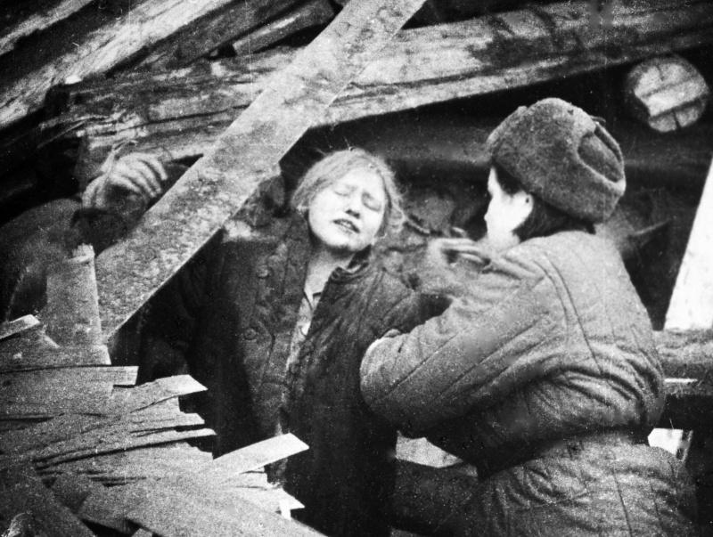 Medic aide жительнице de Leningrad parmi les décombres du domicile