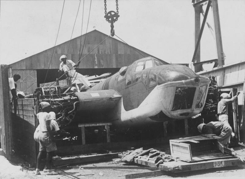 Déballage de la décomposition d'un bombardier britannique «Blenheim» à Singapour