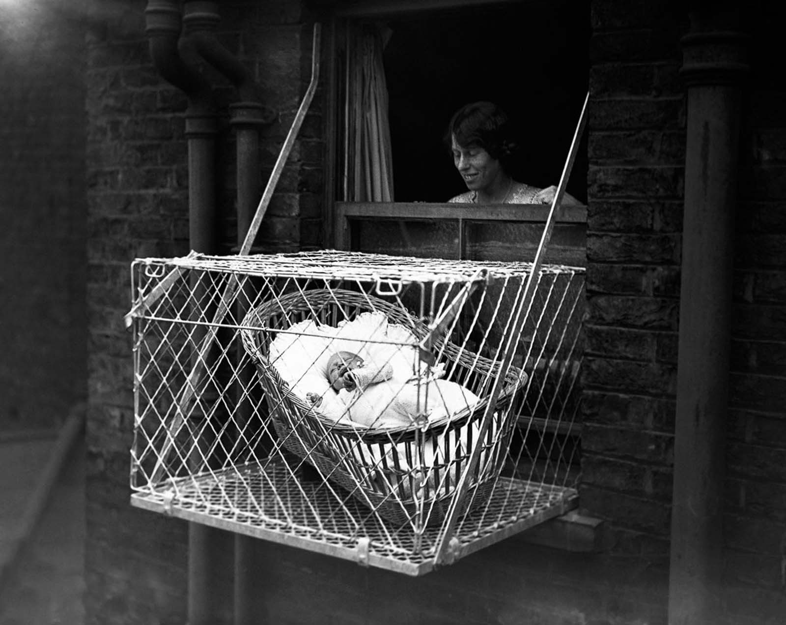 L Etrange Histoire Du Bebe De La Cage 1934 1948 Photos Historiques Rares Et L Histoire Derriere Eux