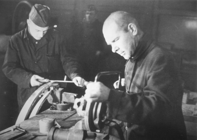 Les prisonniers de guerre soviétiques travaillent dans un atelier de missiles centre de Peenemünde