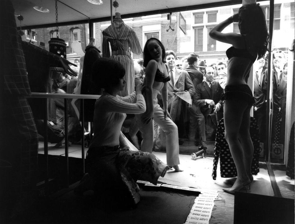 La vie des Mannequins dans Une Boutique de Carnaby Street Fenêtre (1966)