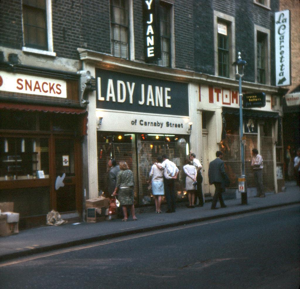 La vie des Mannequins dans Une Boutique de Carnaby Street Fenêtre (1966)