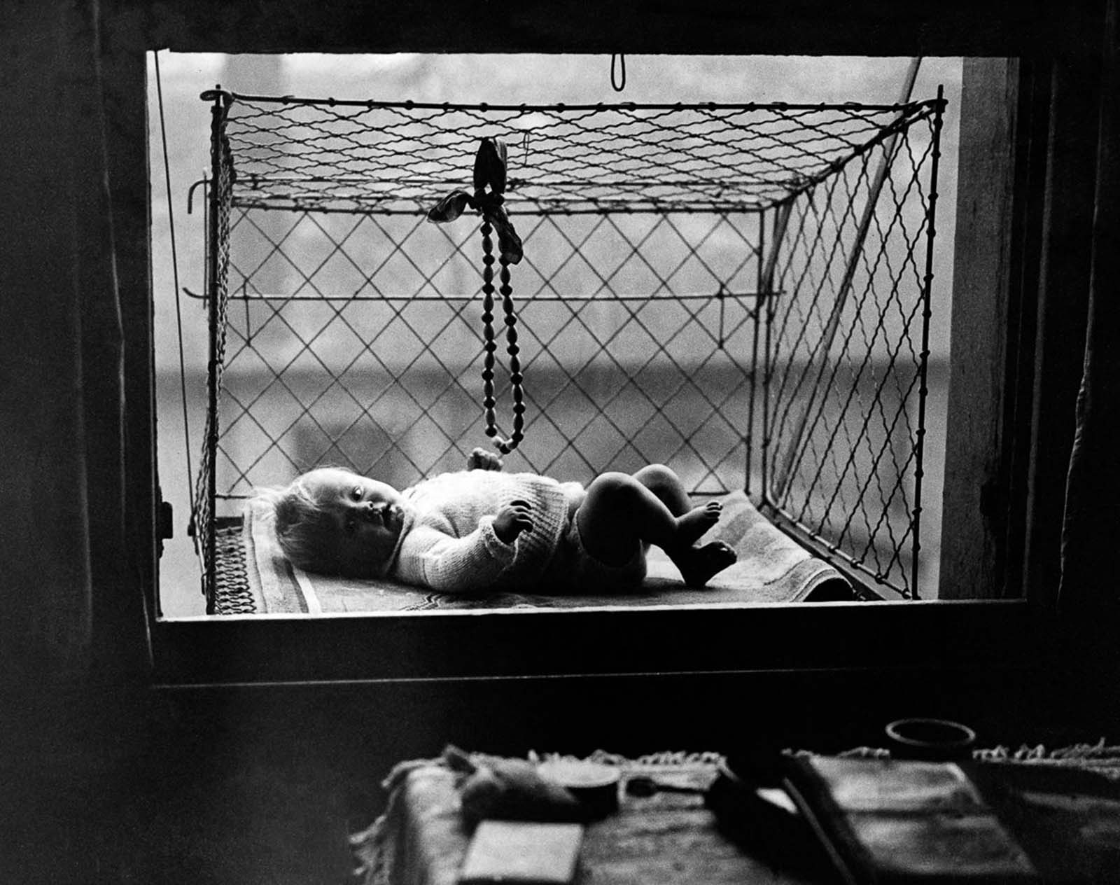 L Etrange Histoire Du Bebe De La Cage 1934 1948 Photos Historiques Rares Et L Histoire Derriere Eux