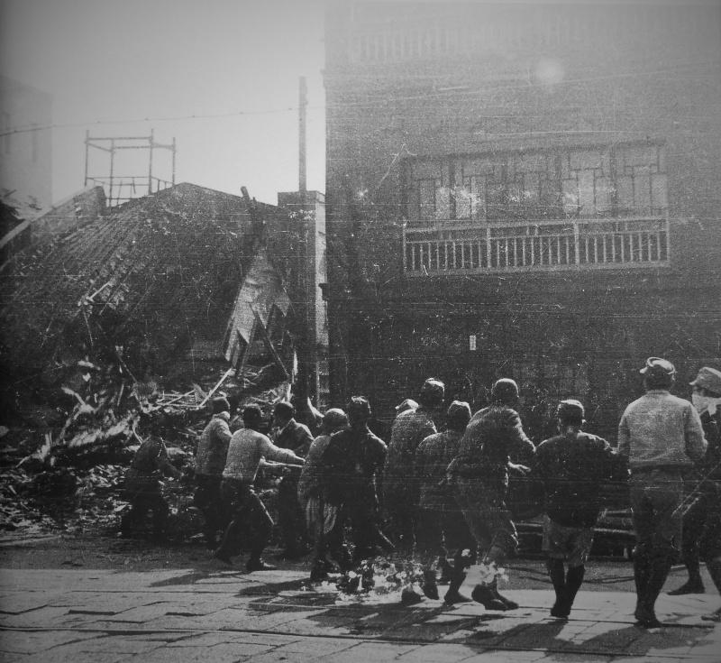 Démontage des ruines de la rue de Tokyo après le bombardement américain