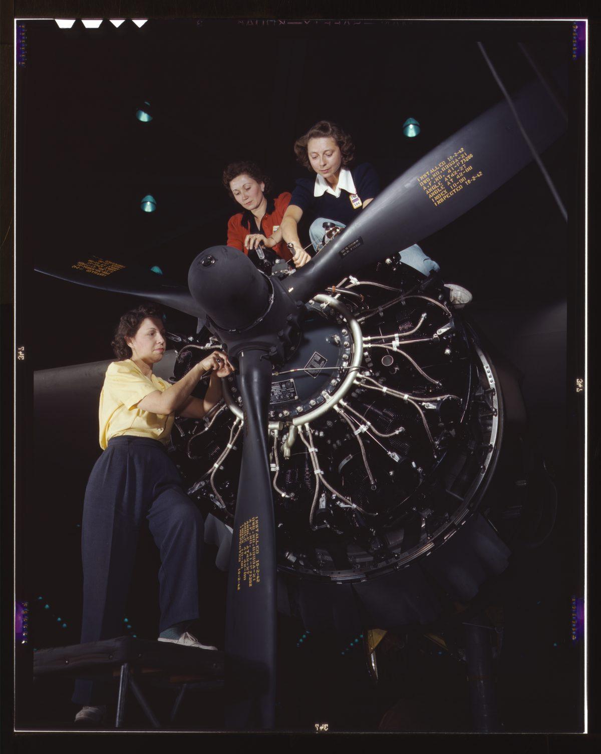 Femmes À La Guerre: Lush Kodachrome Photos Des Ingénieurs À La Douglas Aircraft Company