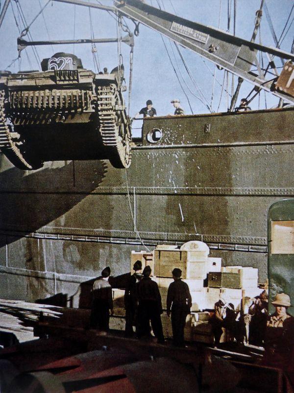 Le déchargement de l'allemand char Pz.Kpfw. III dans le port de Tripoli