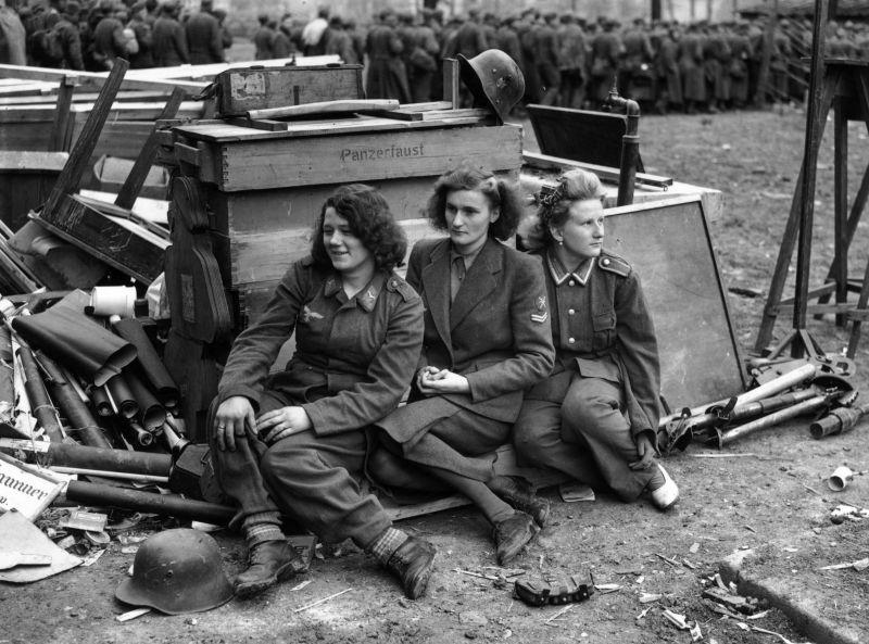 Trois allemands les filles de l'un des services de soutien de la luftwaffe, pris en captivité par les américains