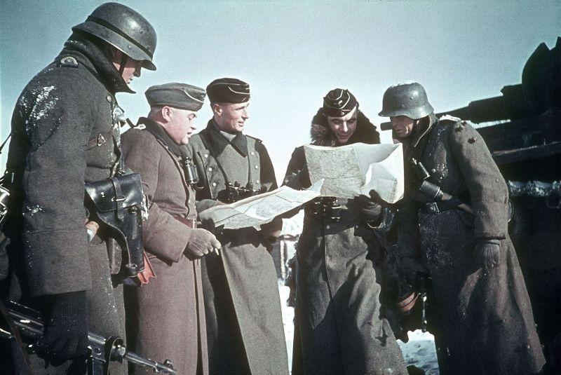 Les tankistes allemands et les soldats discutent du plan d'action sous Волоколамском