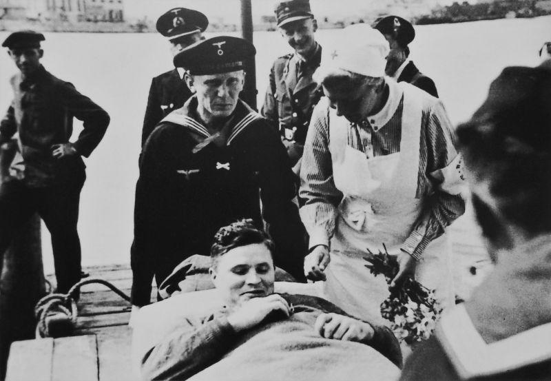 Les matelots Kriegsmarine portent blessé, a été remis en Norvège Свинемюнде
