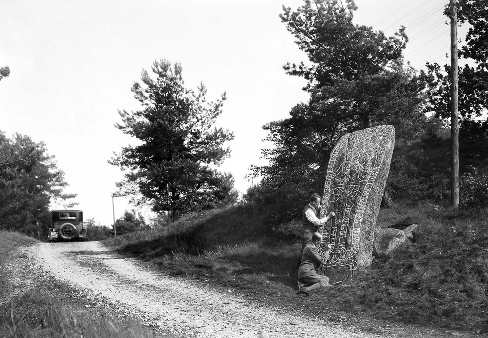 L'impressionnant Viking runestones de la campagne suédoise, 1899-1945