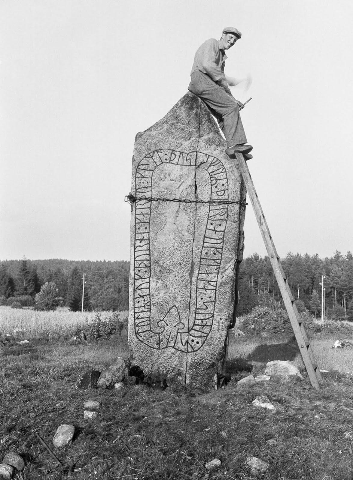 L'impressionnant Viking runestones de la campagne suédoise, 1899-1945
