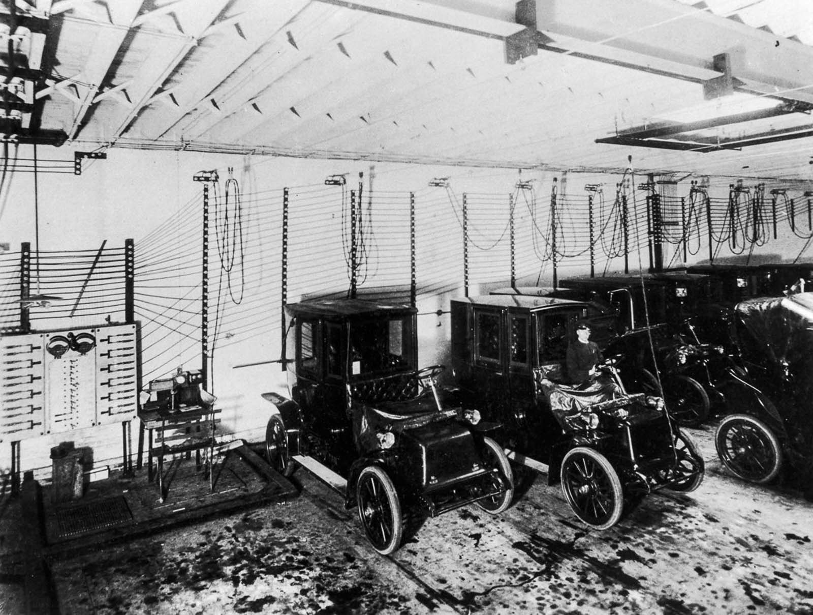 L'histoire en images des premières voitures électriques, 18801920 ⋆