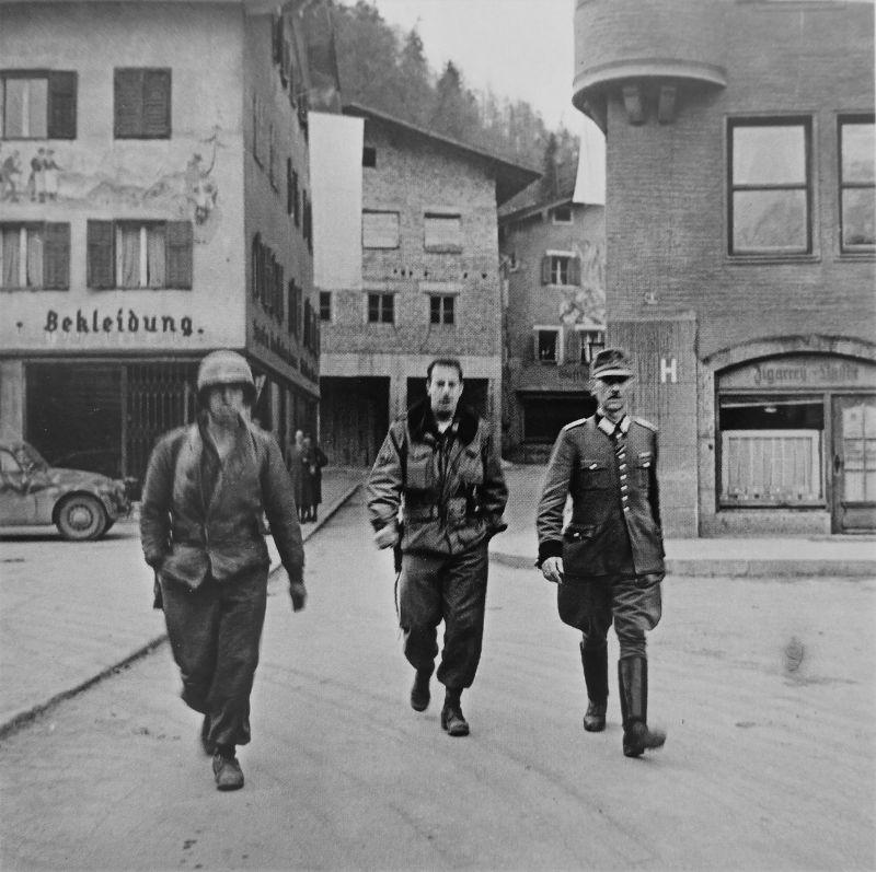 Les américains et les allemands de police vont dans la rue de Berchtesgaden
