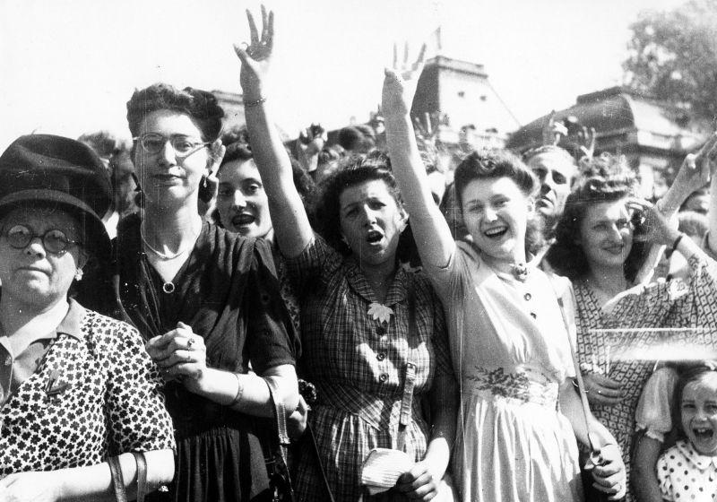 Belges Les Femmes Se R Jouissent De La Lib Ration Du Pays De L   Belgijskie Zhenshhiny Radujutsja Osvobozhdeniju Strany Ot Okkupacii Sentjabr 1944 G Fed234c 