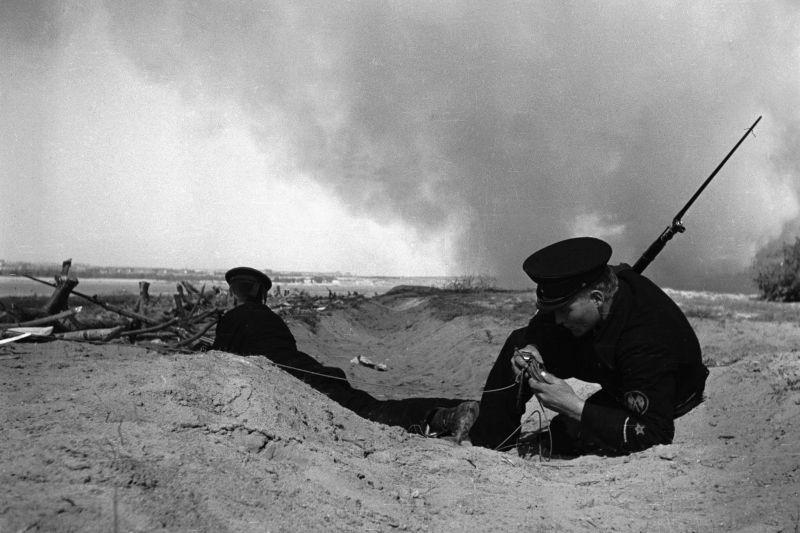 Краснофлотец fonctionne avec la ligne de communication sur les rives de la Volga Stalingrad. 1942