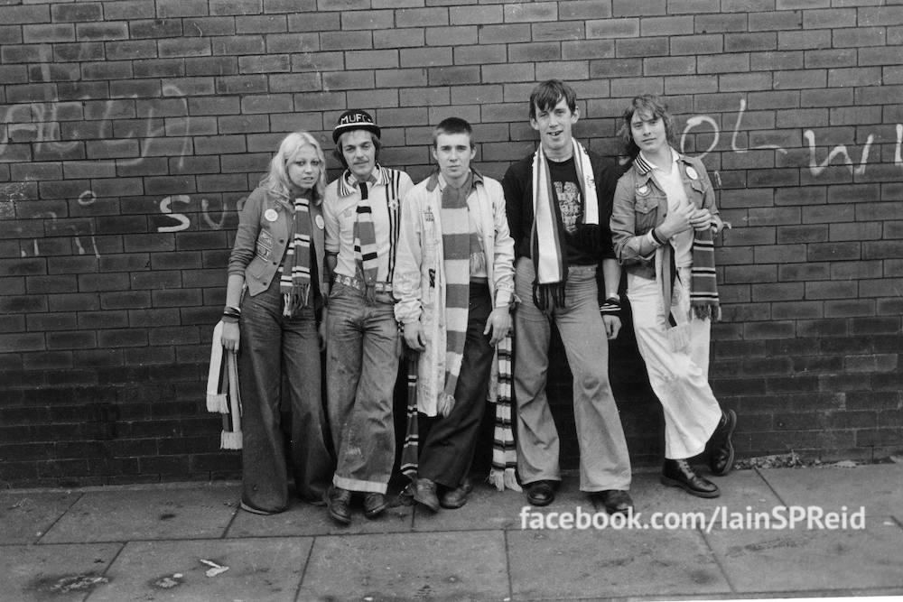 Des Photos fantastiques de Manchester United et de Manchester City, les Fans en 1976-1977 Et Nous avons Besoin de Votre Aide
