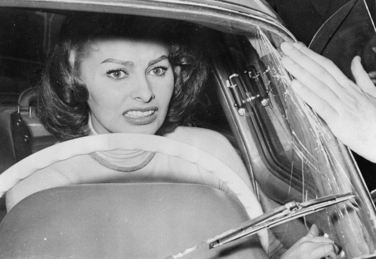 Sex-appeal est de cinquante pour cent de ce que vous avez, et de cinquante pour cent de ce que les gens pensent que vous avez’ – Une Sophia Loren Galerie