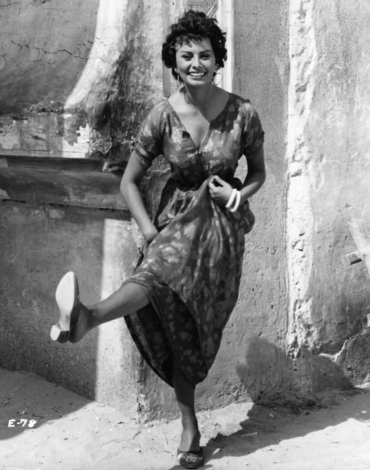 Sex-appeal est de cinquante pour cent de ce que vous avez, et de cinquante pour cent de ce que les gens pensent que vous avez’ – Une Sophia Loren Galerie
